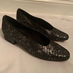 Vaneli Buttery Soft Leather in Gray/Silver. Size 8.5 M